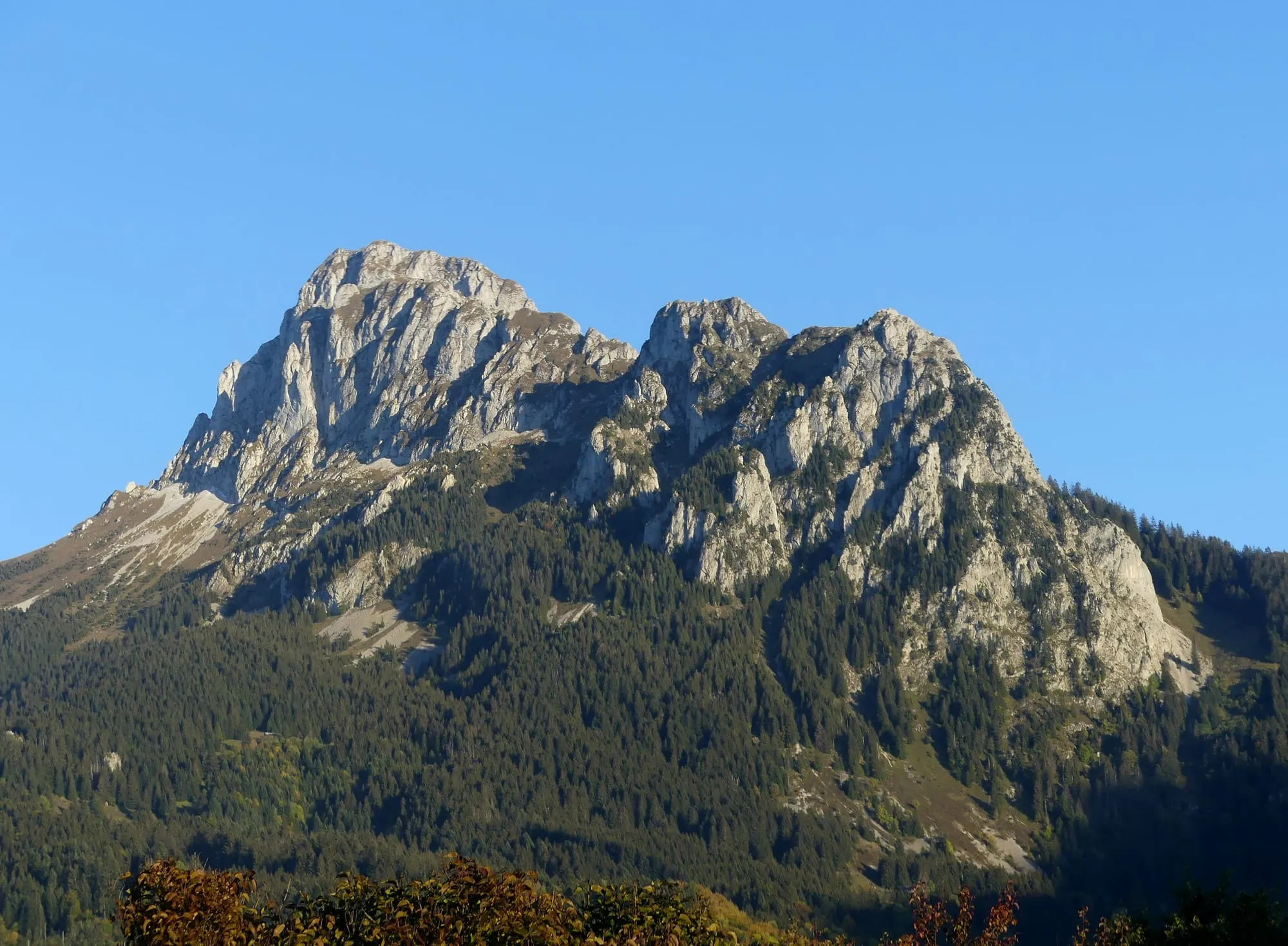 La Dent d'Oche vue de Bernex en fin de journée, en automne