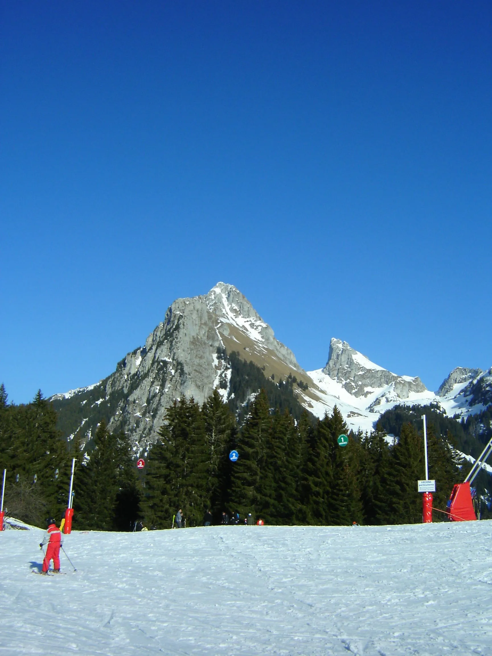 Le village de Bernex avec la Dent d'Oche en arrière-plan