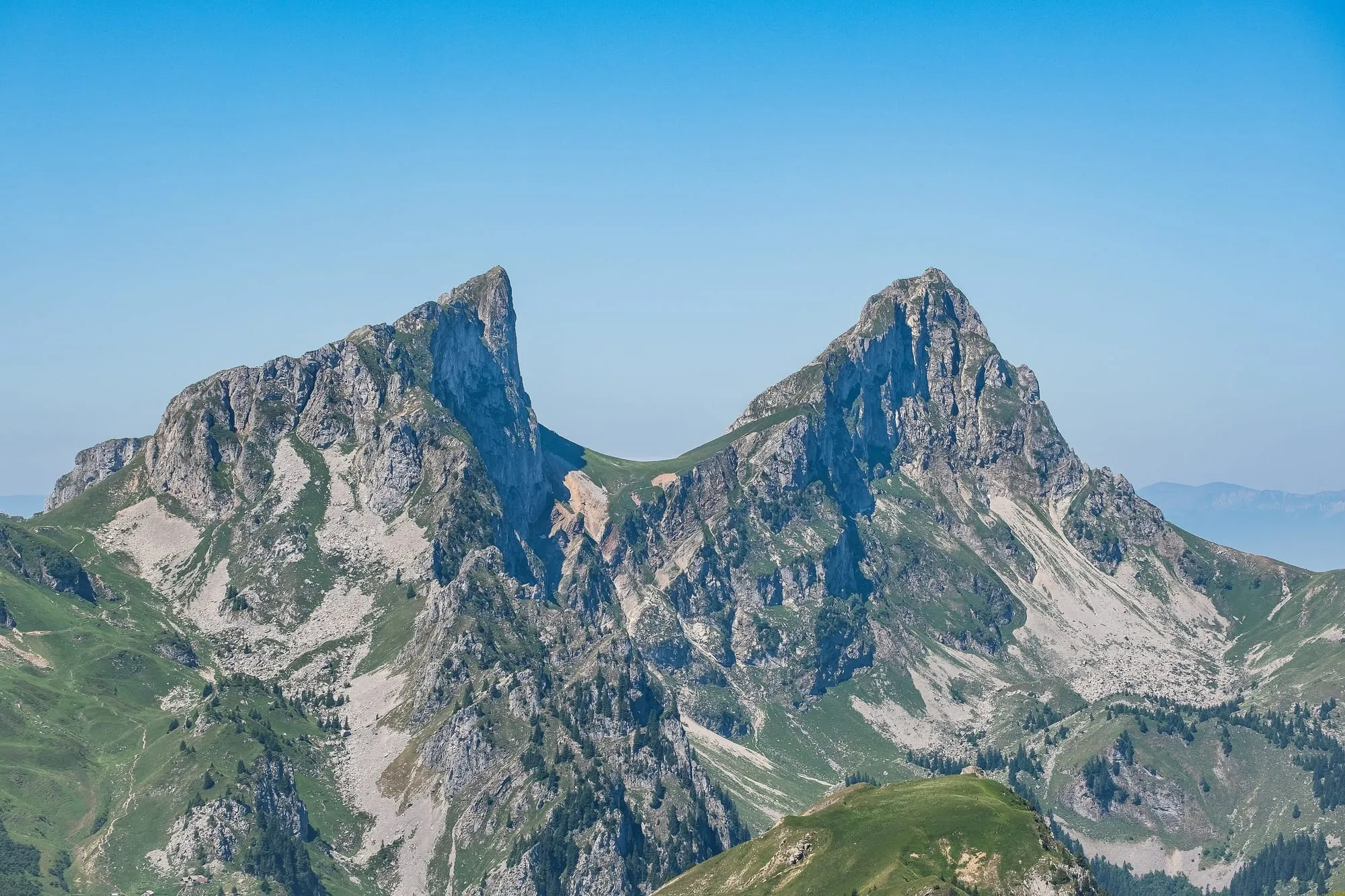 Le Château d'Oche et la Dent d'Oche vus de l'est, deux sommets rocheux séparés par un col