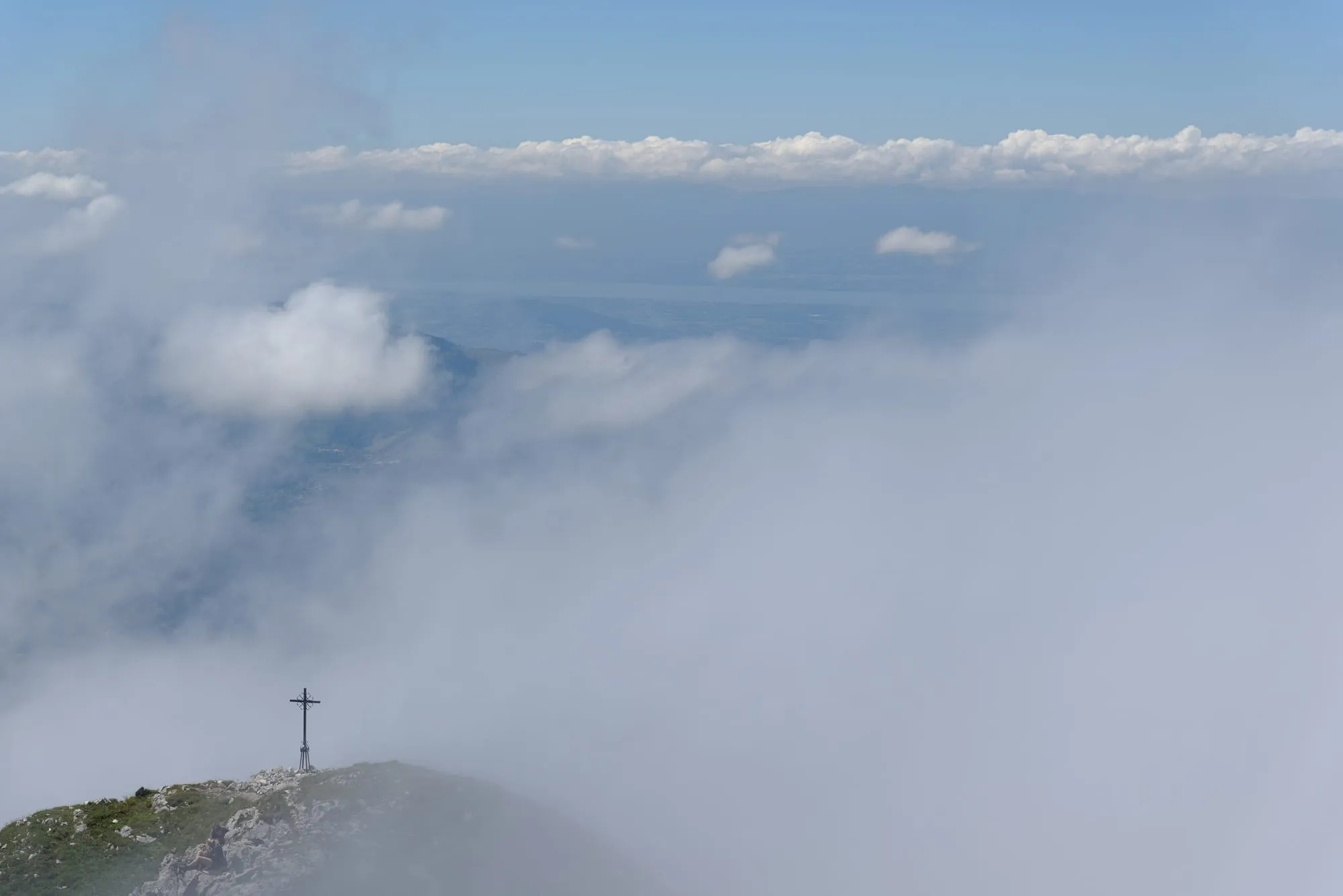 La croix de fer plantée au sommet de la Dent d'Oche