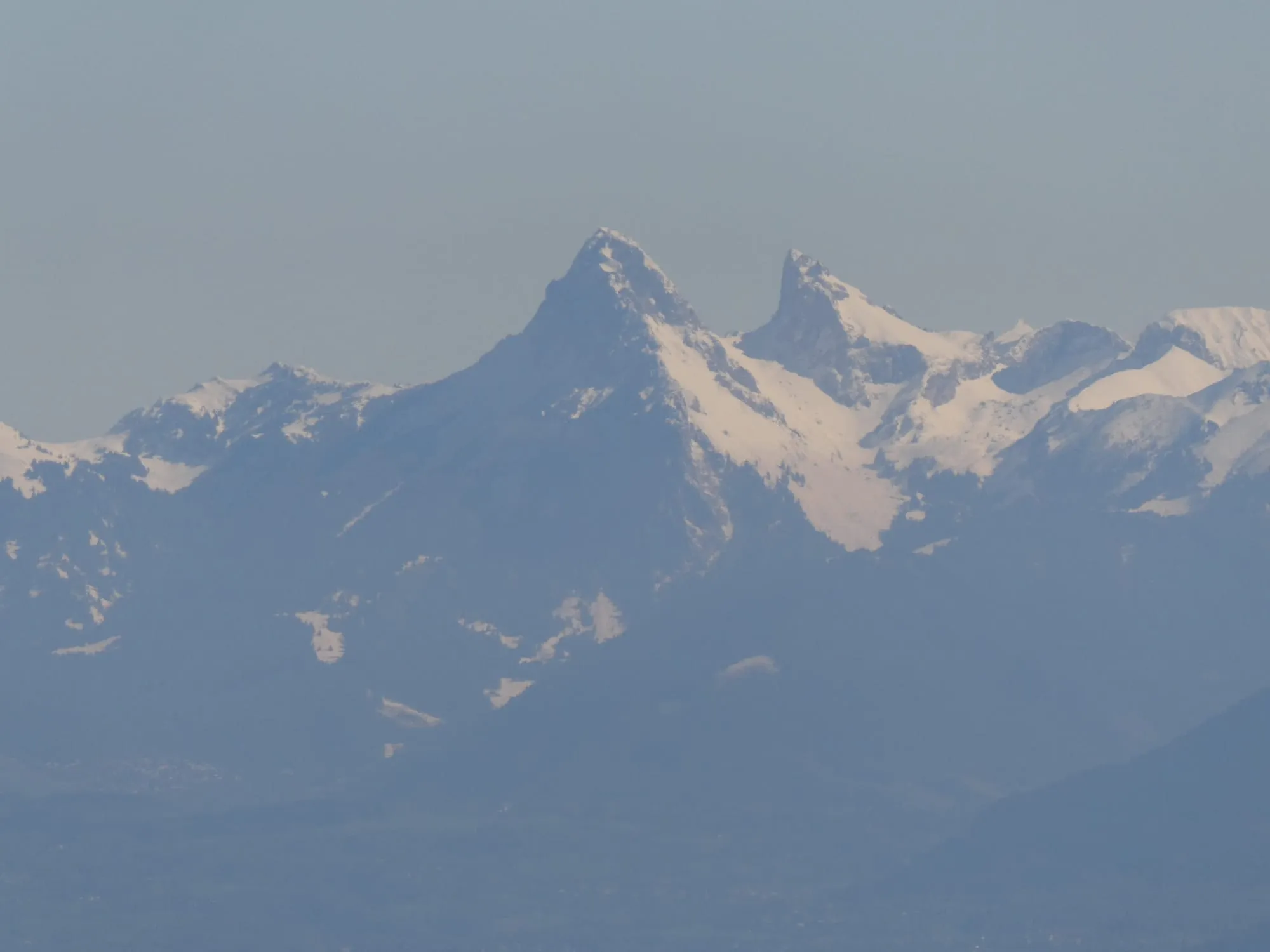 La Dent d'Oche vue depuis Échenevex, dans le pays de Gex