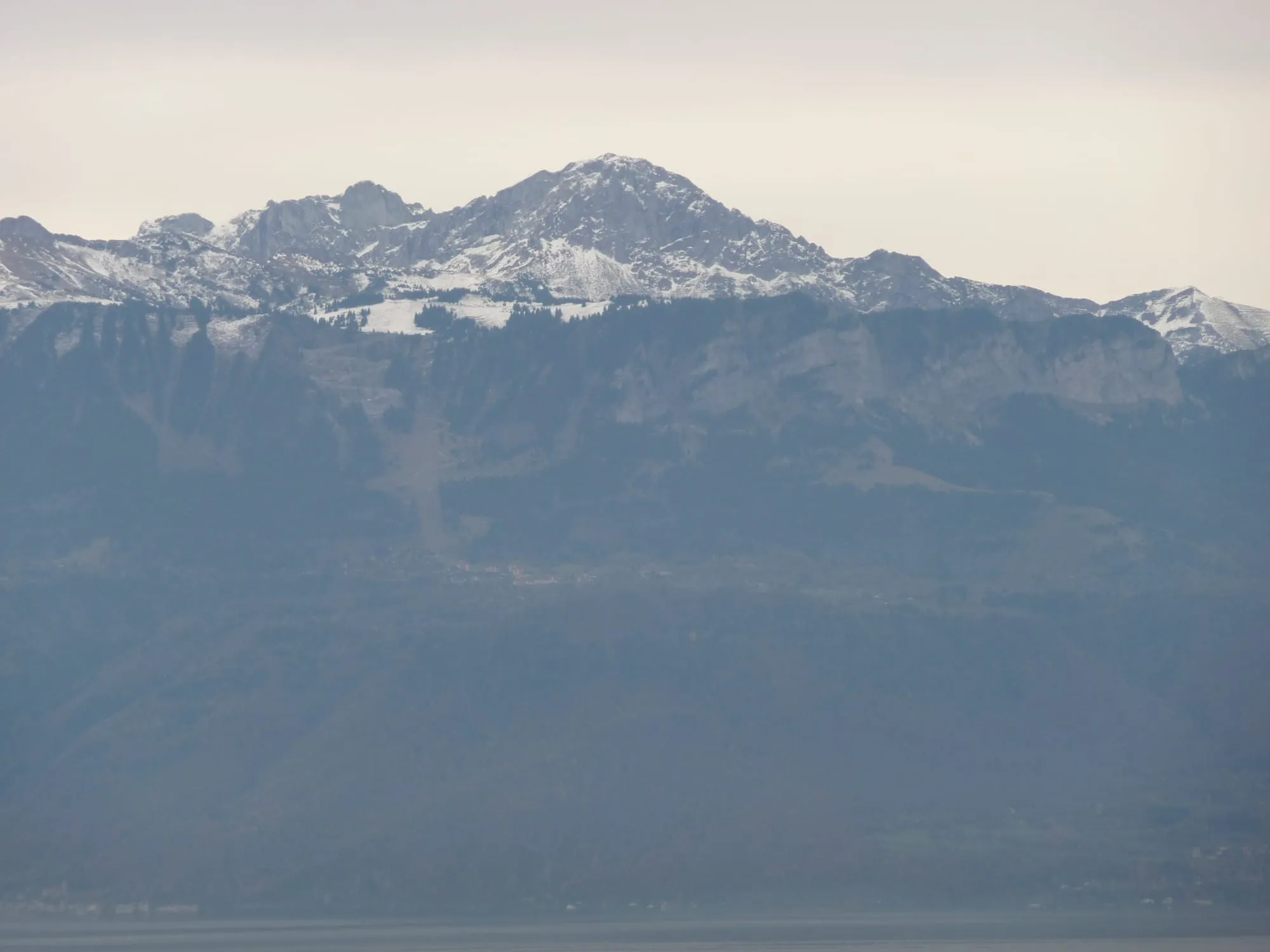 La Dent d'Oche, sa muraille calcaire et ses pentes d'herbe
