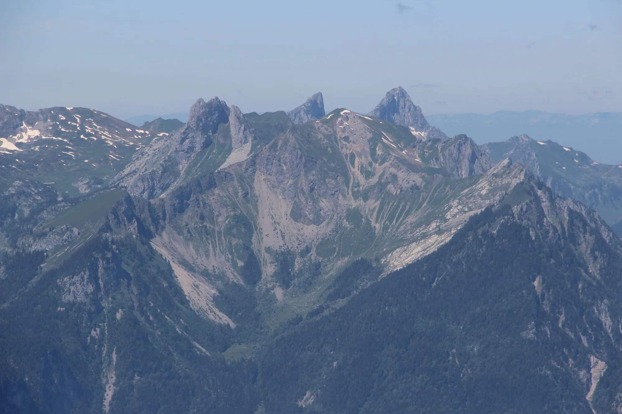 Les Jumelles, le Château d'Oche et la Dent d'Oche alignés sur la crête