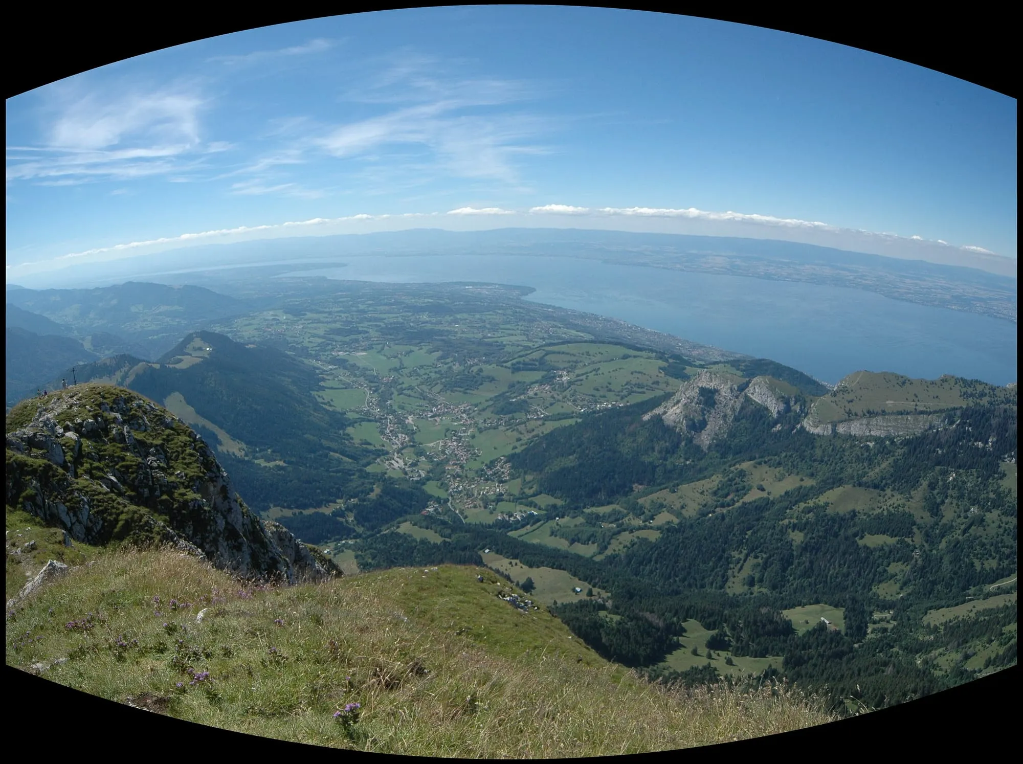Vue panoramique du lac Léman depuis le sommet de la Dent d'Oche