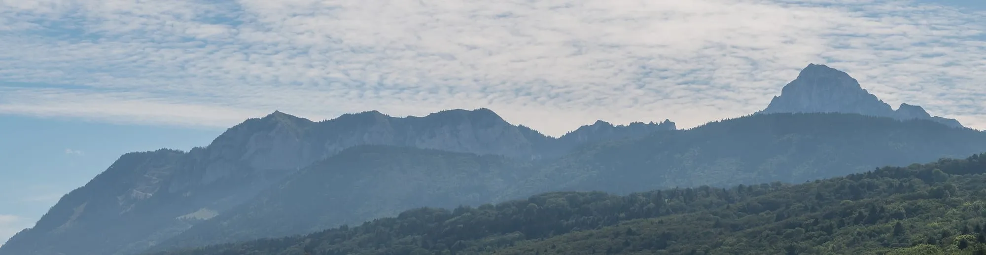 Panorama de la Dent d'Oche et du pic des Mémises