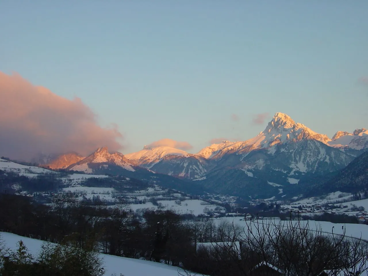 La Dent d'Oche au-dessus de la plaine des Faverges