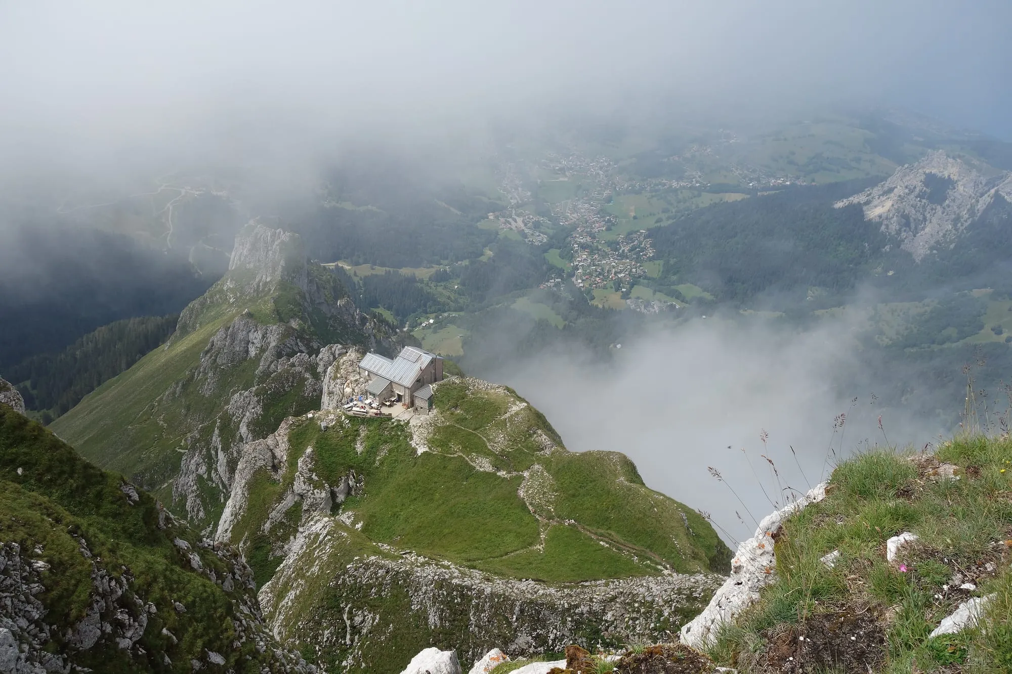 Le refuge de la Dent d'Oche posé sur son épaule rocheuse