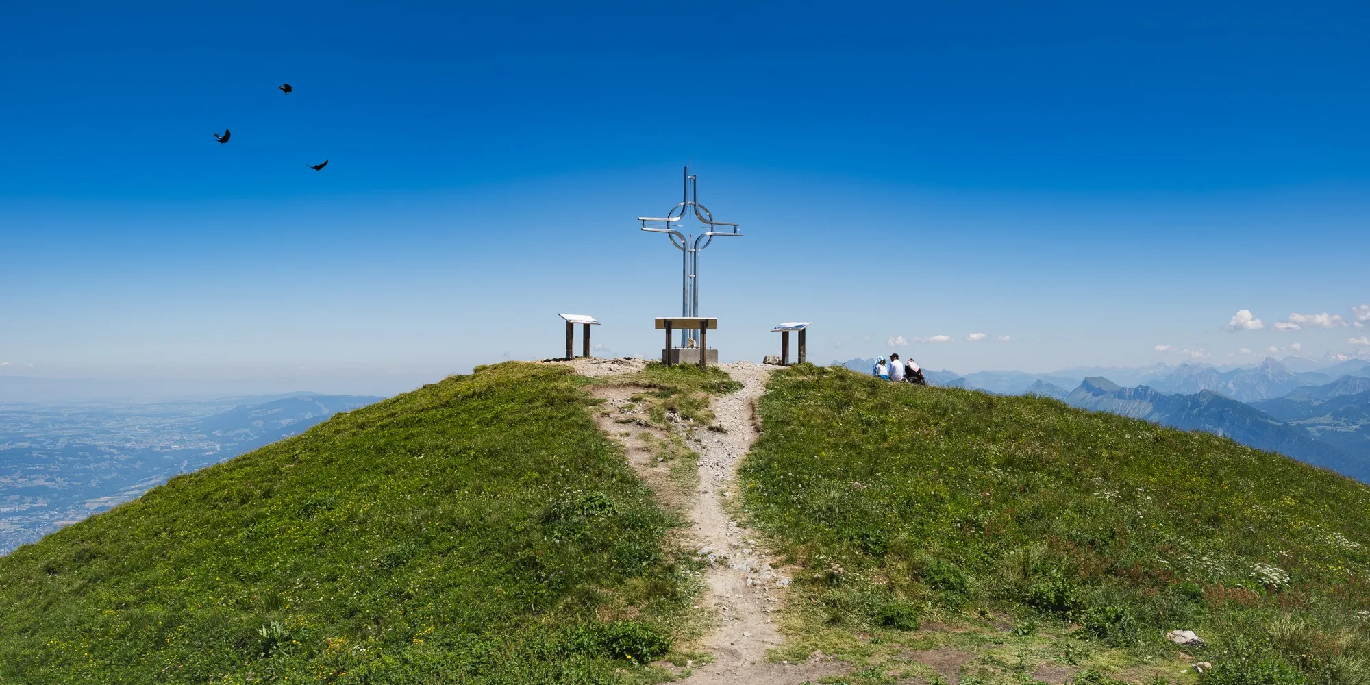 La croix du sommet du Grammont, en Valais, face au Léman