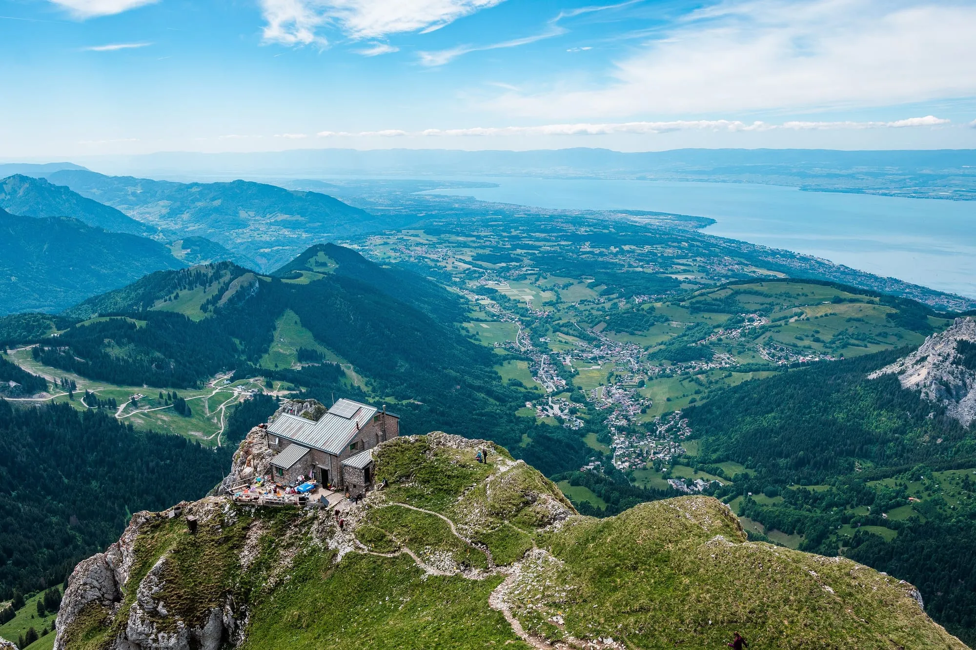 Le lac Léman vu depuis le sommet de la Dent d'Oche